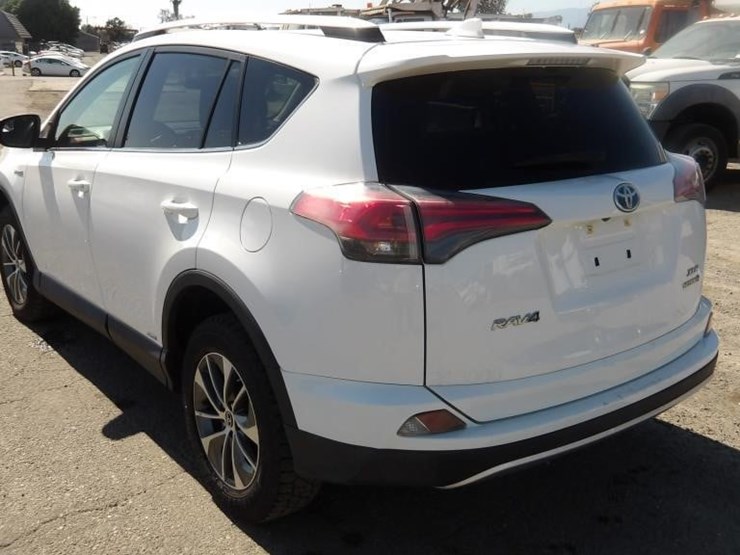 2016-toyota-rav4-xle-image-4