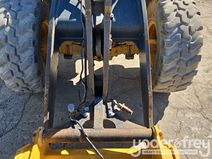 2019-deere-204l-image-15