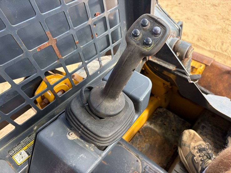 2021-john-deere-318-image-12