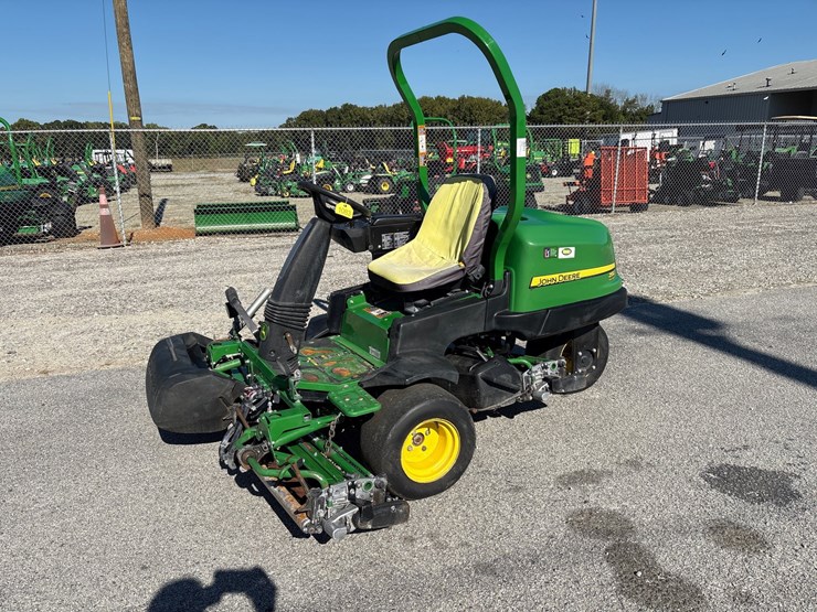 #1083-•-john-deere-2550e-*diesel*-riding-greensmower-image-1
