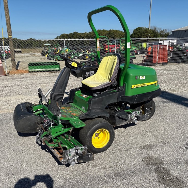 #1083 • John Deere 2550E *DIESEL* Riding Greensmower