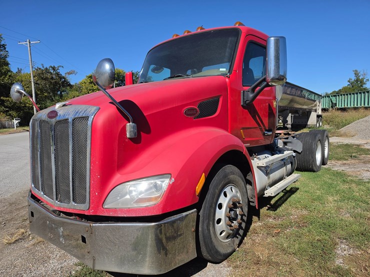 2014-peterbilt-579-image-1