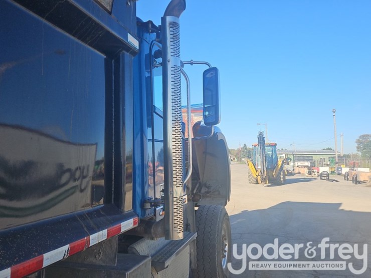 2019-freightliner-122sd-image-34