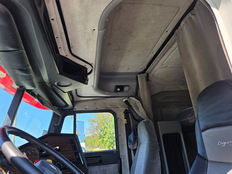 2001-freightliner-fld120-image-46