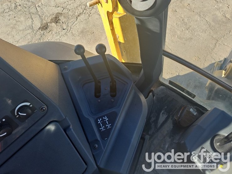 2018-deere-410l-image-38