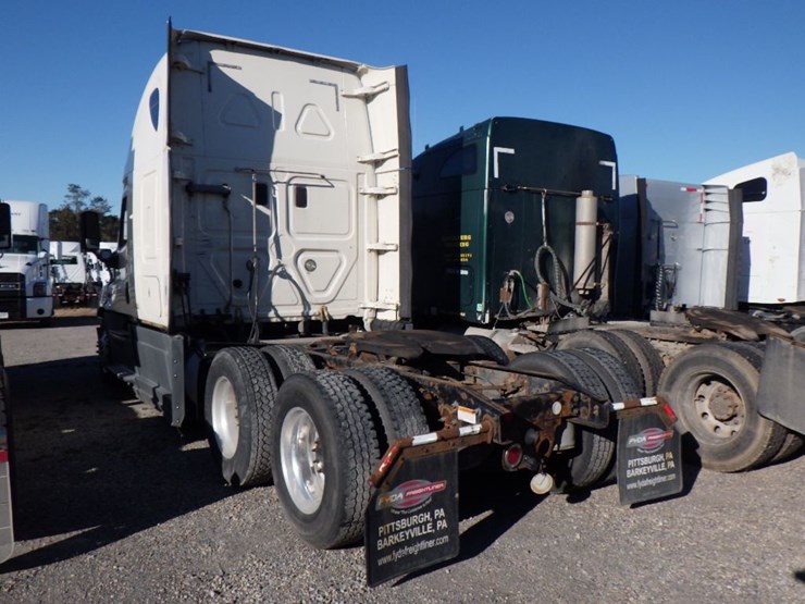 2015-freightliner-cascadia-125-image-14