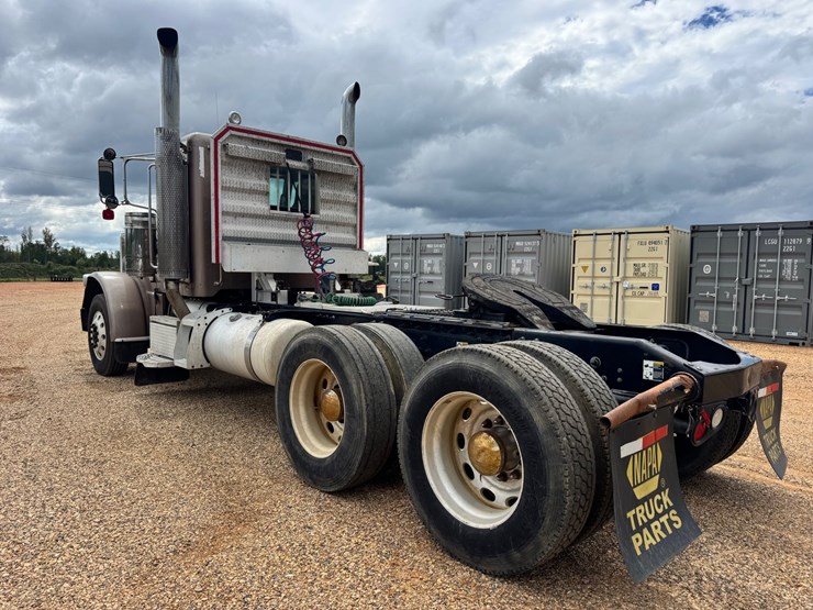 2008-peterbilt-389-image-3