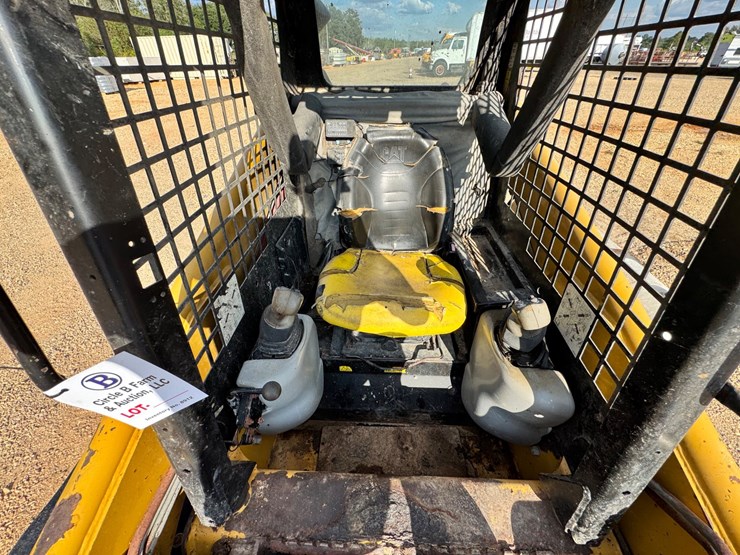 2015-caterpillar-236b3-image-8