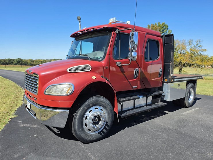 2007-freightliner-m2-106-image-2
