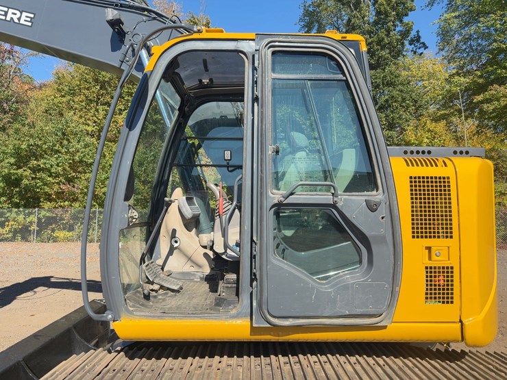 2010-deere-135d-image-36