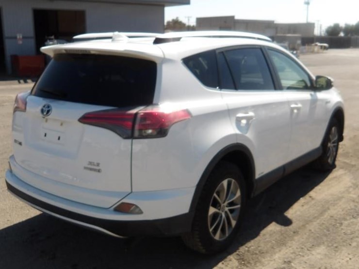 2016-toyota-rav4-xle-image-3