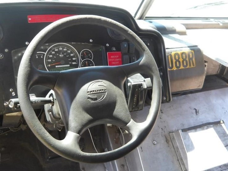 2002-workhorse-w62-image-21