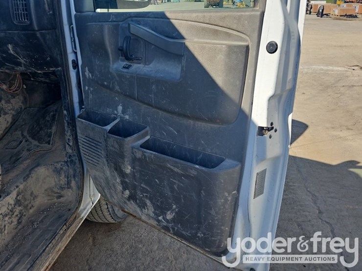 2017-chevrolet-3500-image-27