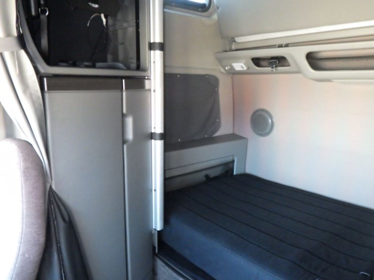 2020-volvo-vnl860-image-20