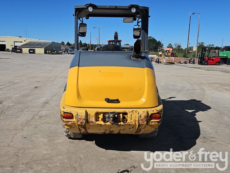 2019-deere-204l-image-3