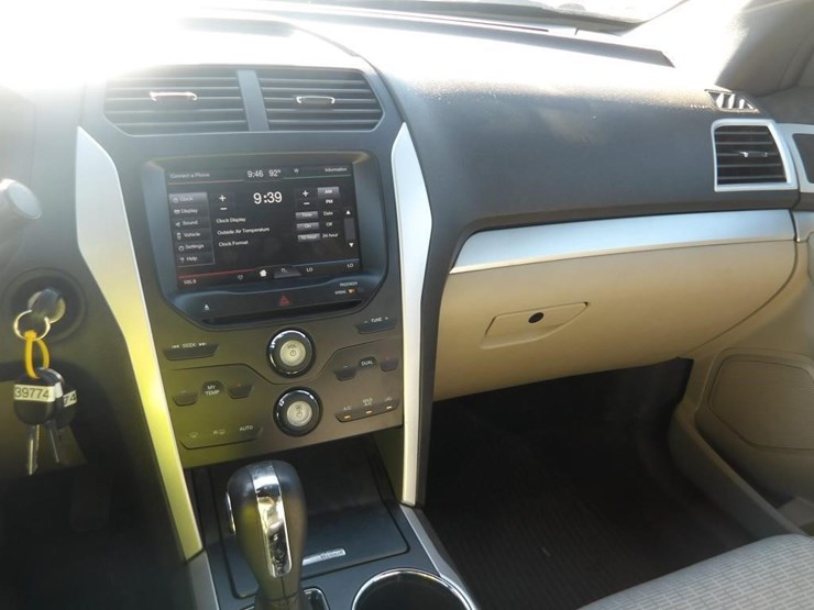 2012-ford-explorer-xlt-image-18