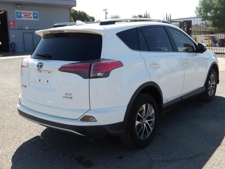 2017-toyota-rav4-xle-image-3