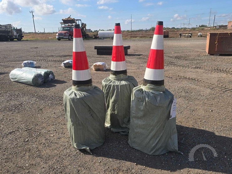 qty-(60)-safety-traffic-cones-image-1