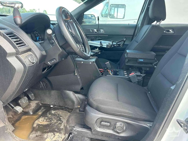 2016-ford-explorer-image-11
