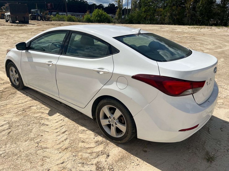 2015-hyundai-elantra-4-door-sedan-(177,178-miles)-image-2