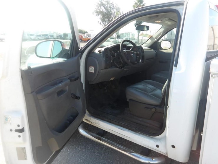 2013-chevrolet-2500-image-13