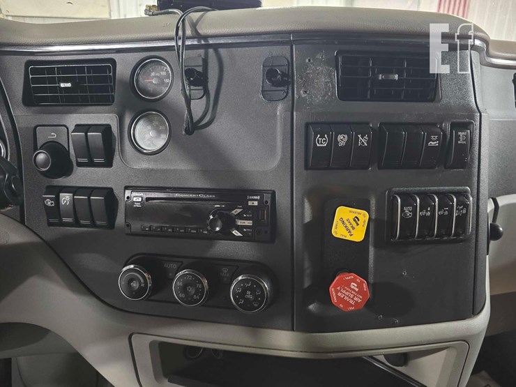 2021-peterbilt-579-image-12