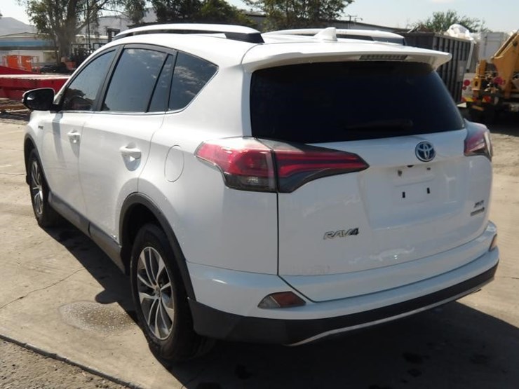 2017-toyota-rav4-xle-image-4