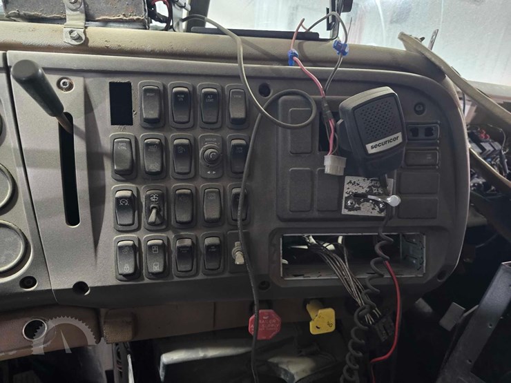 2005-mack-granite-cv713-image-13