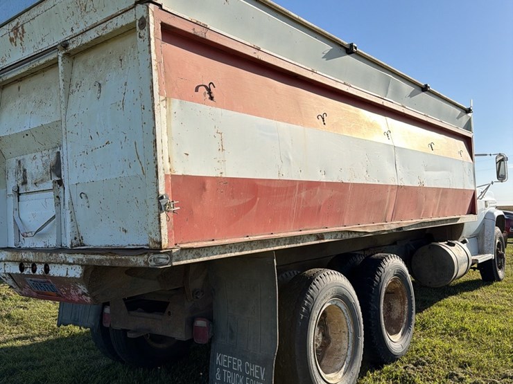 1973-tag-tandem-366-5+2,-motor-has-very-low-miles,-good-power,-roll-tarp,-truck-runs-and-operates-good-image-28