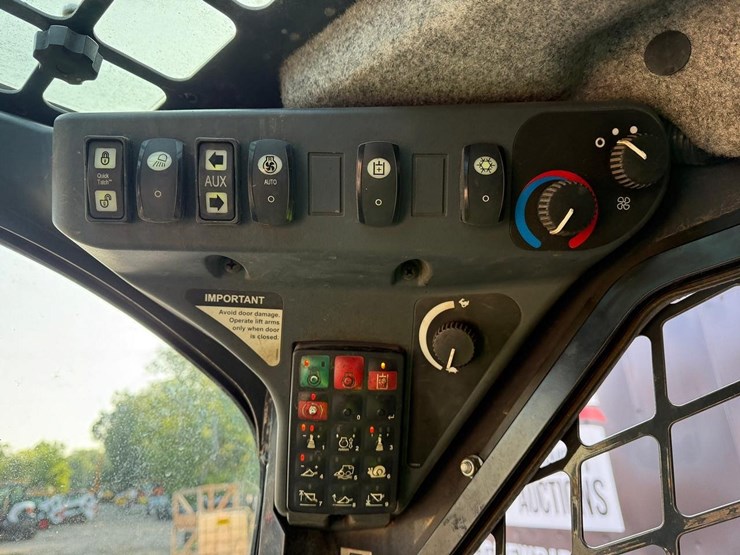 2016-deere-326e-image-17