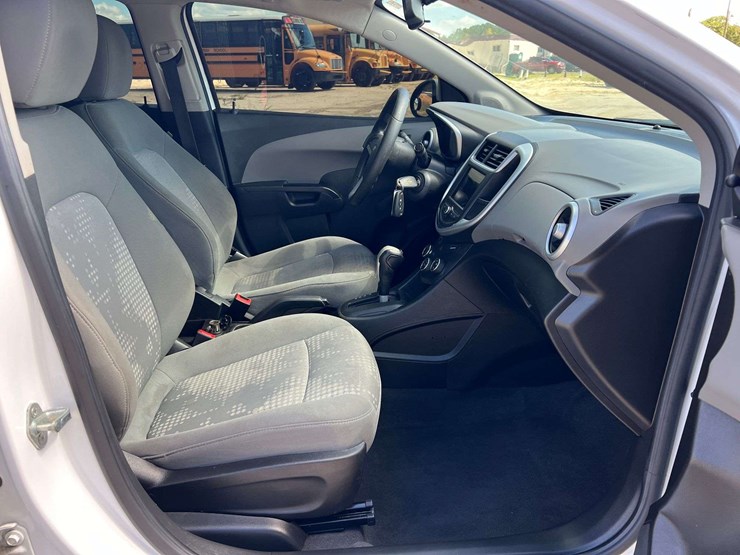 2019-chevrolet-sonic-4-door-sedan-(117,687-miles)-image-19