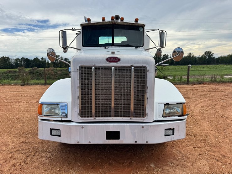 2001-peterbilt-385-image-8