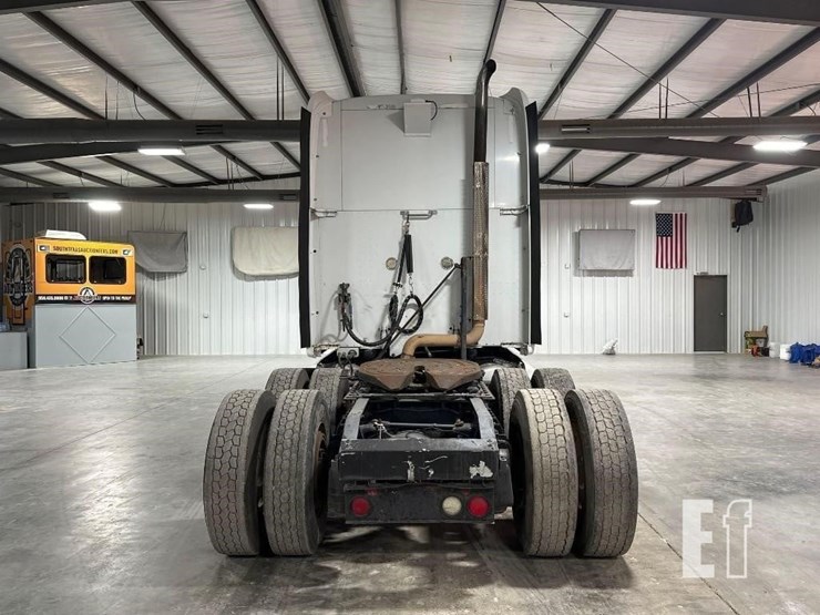 2012-peterbilt-587-image-8