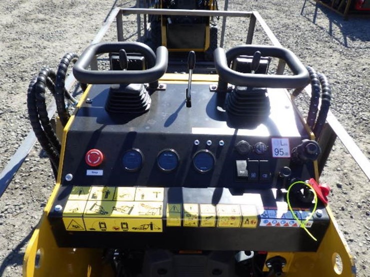 2026-agt-mx-crt23-skid-steer-tracked-loader-image-12