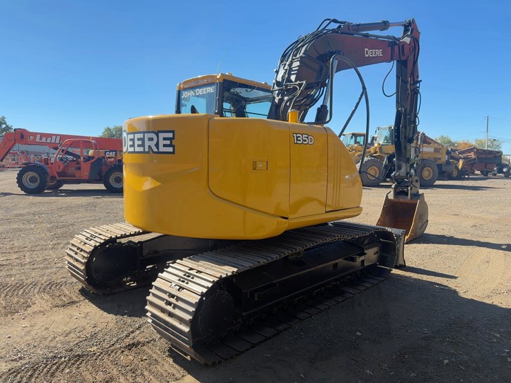 2010-deere-135d-image-5