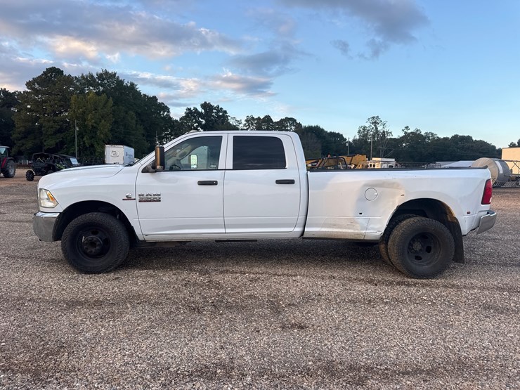 2016-dodge-3500-image-2