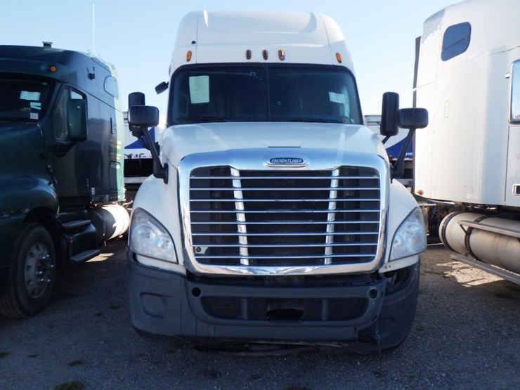 2015-freightliner-cascadia-125-image-3