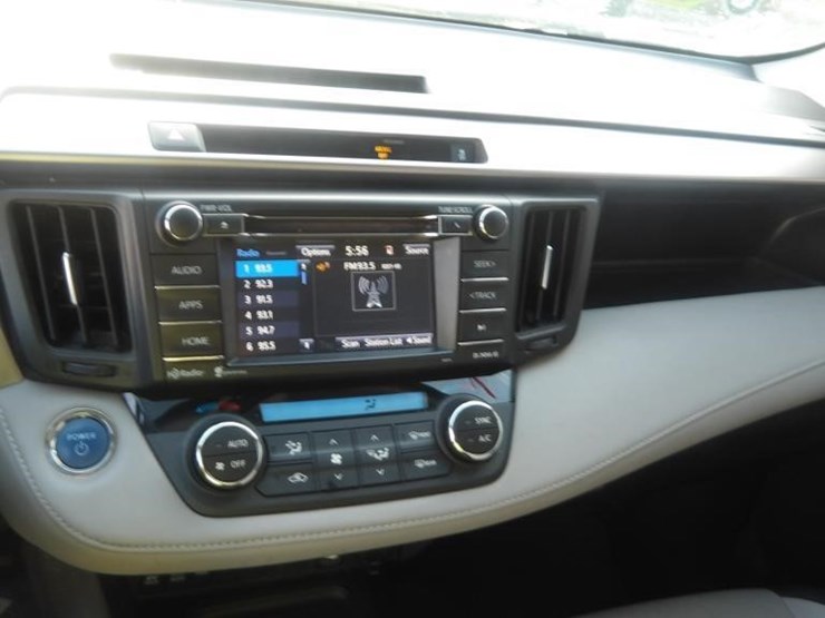 2016-toyota-rav4-xle-image-19