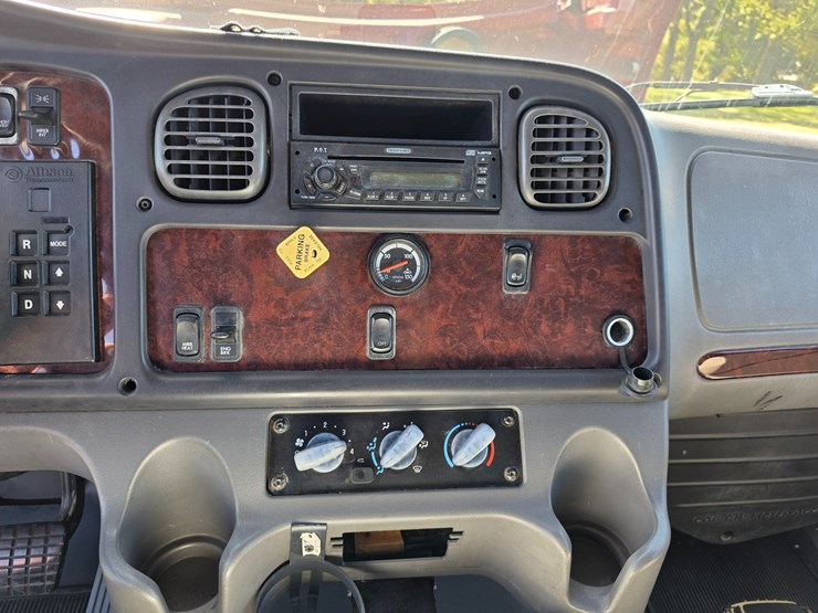 2007-freightliner-m2-106-image-54