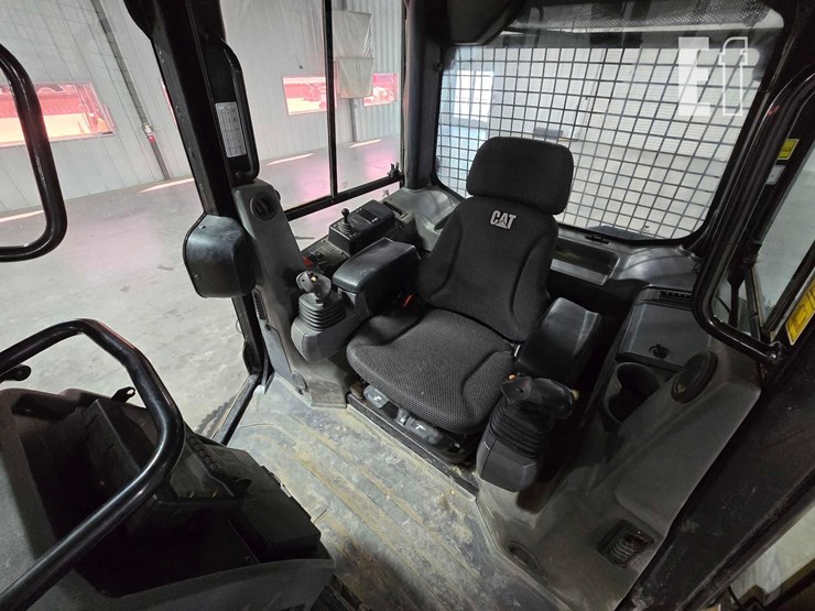 2023-caterpillar-d1-image-13