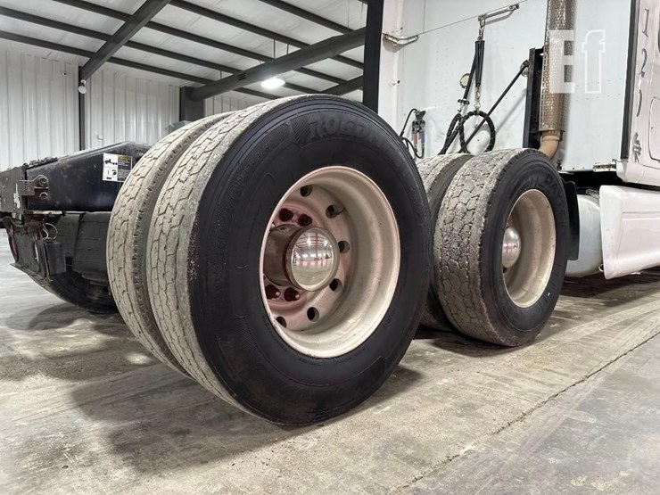 2012-peterbilt-587-image-32