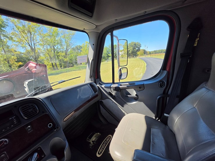 2007-freightliner-m2-106-image-52