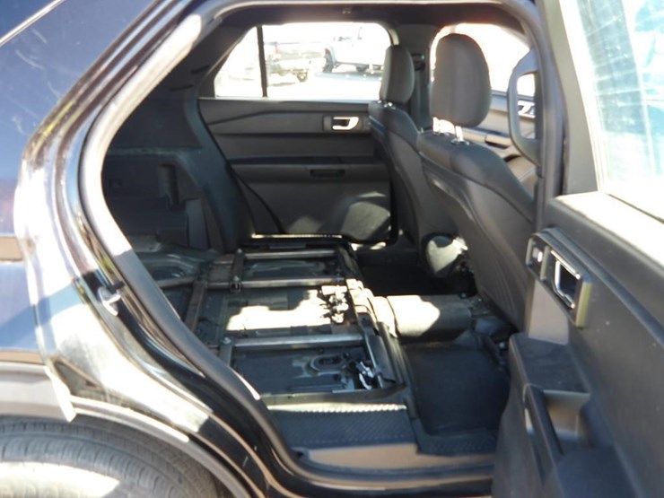 2020-ford-explorer-image-19
