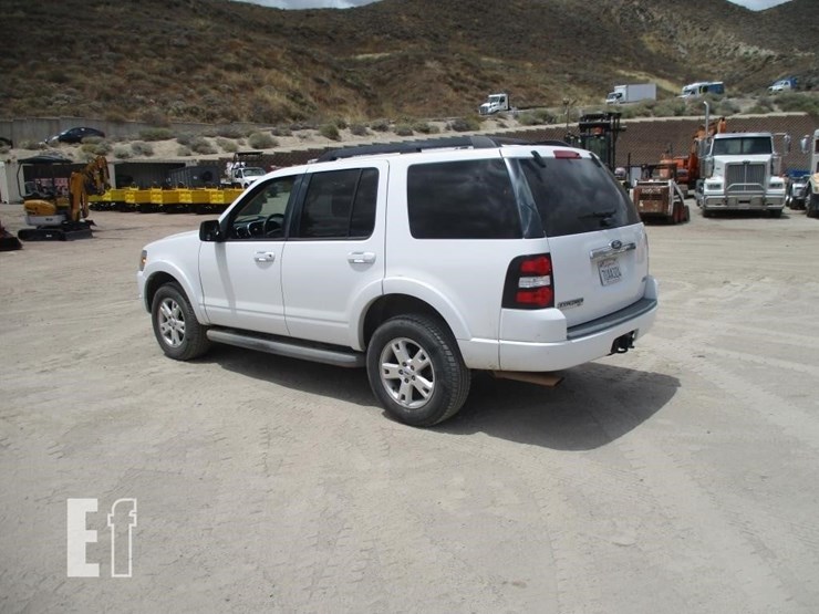 2010-ford-explorer-xlt-image-4