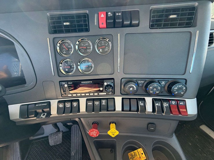 2024-kenworth-t880-image-40