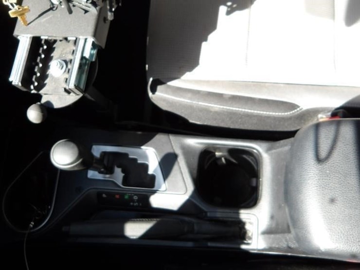 2017-toyota-rav4-xle-image-19