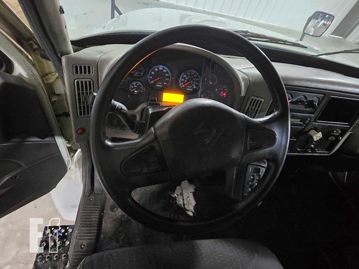 2011-international-durastar-4300-image-14