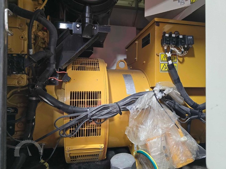 2014-caterpillar-xq200-2-image-16
