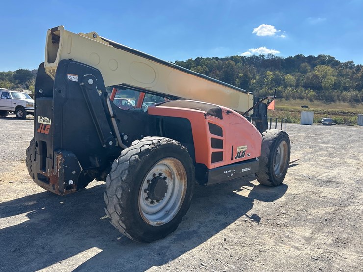 2018-jlg-742-image-6