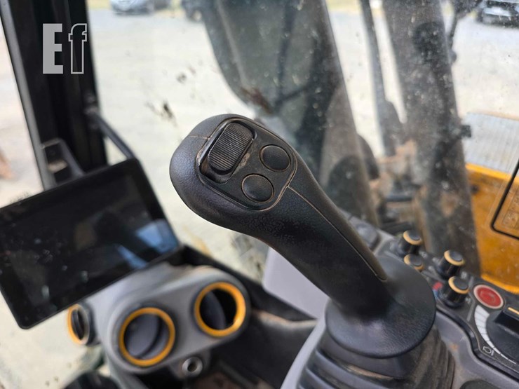 2023-jcb-220x-lc-image-16